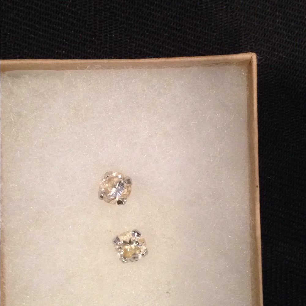Cubic zirconia stud earrings